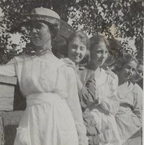 Pearl & Mabel Baldwin & three other women (ca. 1918)