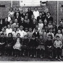 Myrtle (Eskew) McCormick & students at Glendale school (ca. 1910-1920)