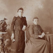 Two unidentified young women (ca. 1900-1910)