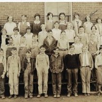 Floyd Bennington's 5th grade students at the Plainville School (1927)