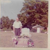 Herschel J. Arvin at his parents' gravesite