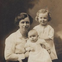 Daisy Ola (Hart) Roberts (1881-1921 & her daughters