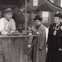 Fannie Luder & Lillie Palmer buying plants in Washington (ca. 1935-1940)