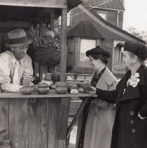 Fannie Luder & Lillie Palmer buying plants in Washington (ca. 1935-1940)
