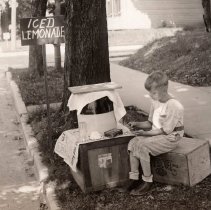 Carl R. Luder at his lemonade stand on Walnut Street in Washington (1928)