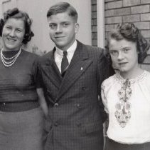Carl Luder with Dorothy (Palmer) Henderson & Jane (Palmer) Young (ca. 1939)