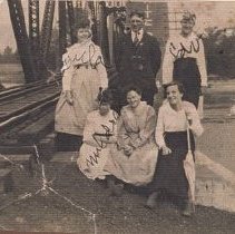 Cdv Leonard & her sister Mildred Helena Leonard (ca. 1915-1920)