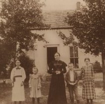 Anna (Jones) Donahue and her four children (ca. 1895-1900)