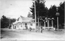 Service Station and entrance at Voss'