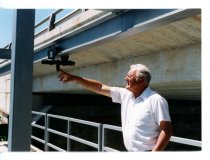 Overhead trolley to raise and lower gate timbers