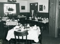 Circle Lily ldining room