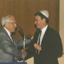 Mendel Piser and Alan Feldbaum at podium