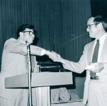 Bernard Natkow presenting award to Ronald Cohen