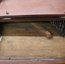 Detail - Strings compartment