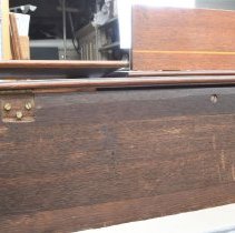 Detail - Back right of box