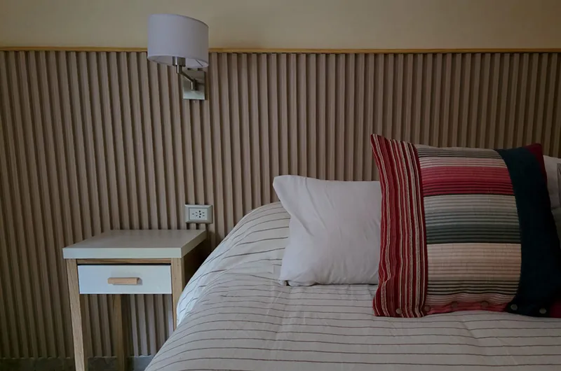 A single bedroom at Lunajuim Hotel in El Chaltén
