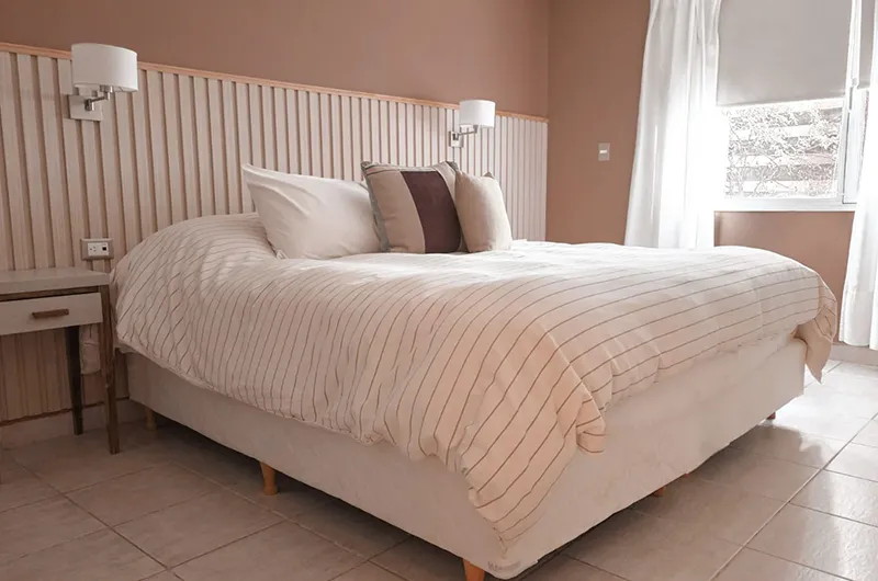 A double bedroom at Lunajuim Hotel in El Chaltén