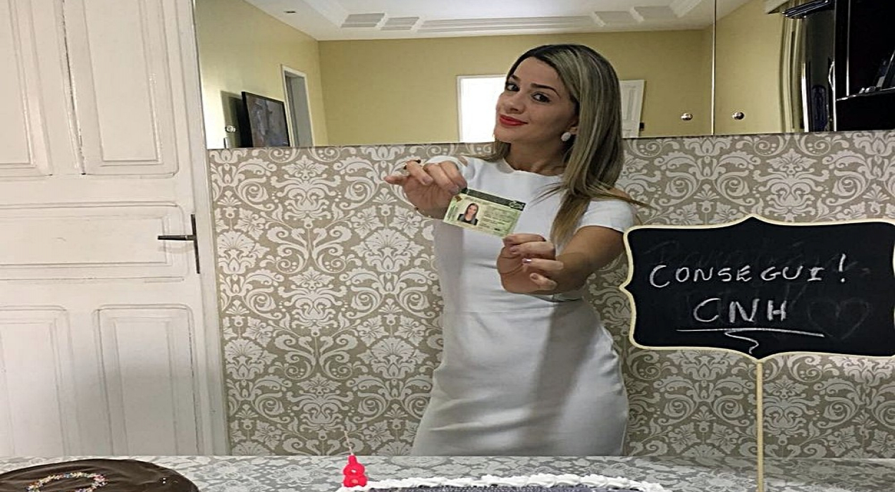 Após oito reprovações, mulher faz festa com 'bolo de CNH 