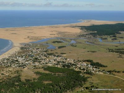 Vista aérea de Valizas y atrás Cabo Polonio