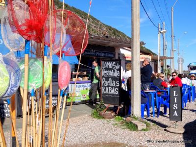 Pescaderías frente el Puerto de Piriápolis