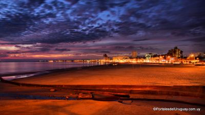 Vista nocturna desde la playa de Piriápolis