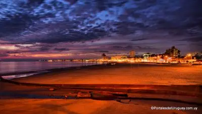 Vista nocturna desde la playa de Piriápolis