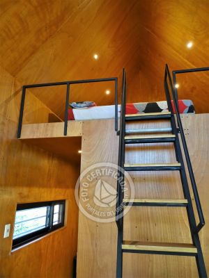 acceso al dormitorio por escaleras