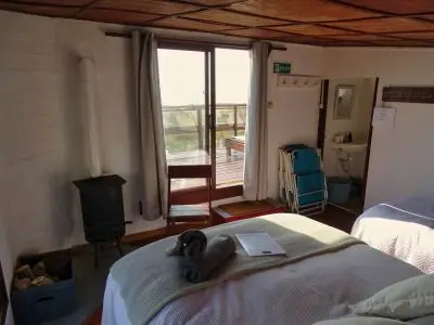 Habitación Pingüinos: Triple superior vista mar - Carmela Cabo Polonio