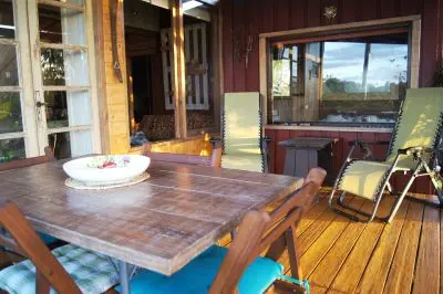 Terraza con comedor y sillas descanso