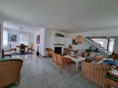 Houses|Cabins|Aptos|Villas... CASA CON PISCINA CERRADA CLIMATIZADA LA BARRA PARA 12, 5 DOR La Barra