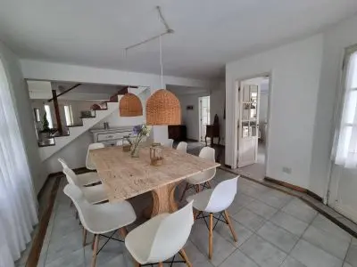 Houses|Cabins|Aptos|Villas... CASA CON PISCINA CERRADA CLIMATIZADA LA BARRA PARA 12, 5 DOR La Barra