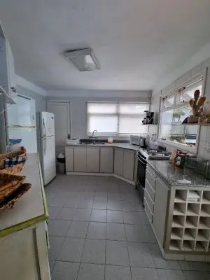 Houses|Cabins|Aptos|Villas... CASA CON PISCINA CERRADA CLIMATIZADA LA BARRA PARA 12, 5 DOR La Barra