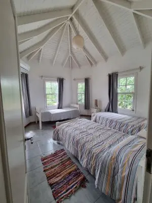 Houses|Cabins|Aptos|Villas... CASA CON PISCINA CERRADA CLIMATIZADA LA BARRA PARA 12, 5 DOR La Barra