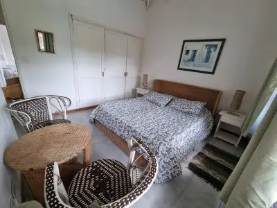 Houses|Cabins|Aptos|Villas... CASA CON PISCINA CERRADA CLIMATIZADA LA BARRA PARA 12, 5 DOR La Barra