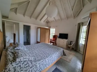 Houses|Cabins|Aptos|Villas... CASA CON PISCINA CERRADA CLIMATIZADA LA BARRA PARA 12, 5 DOR La Barra