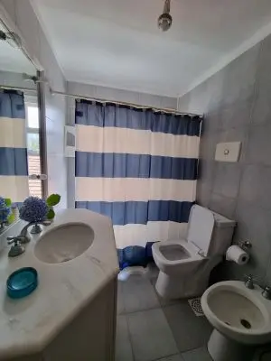 Houses|Cabins|Aptos|Villas... CASA CON PISCINA CERRADA CLIMATIZADA LA BARRA PARA 12, 5 DOR La Barra