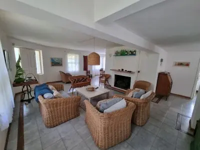 Houses|Cabins|Aptos|Villas... CASA CON PISCINA CERRADA CLIMATIZADA LA BARRA PARA 12, 5 DOR La Barra