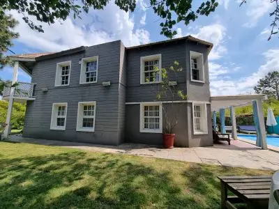 Houses|Cabins|Aptos|Villas... CASA CON PISCINA CERRADA CLIMATIZADA LA BARRA PARA 12, 5 DOR La Barra