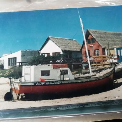 La embarcación Ana Carolina y los ranchos atrás.