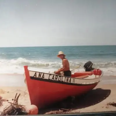 El velero Ana Carolina en una jornada de verano en Punta del Diablo.