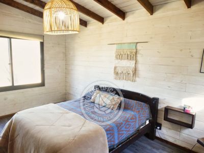 Cuarto con cama de 2 plazas. 