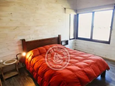 Cuarto con cama de 2 plazas y un colchón extra de 2 plazas. 