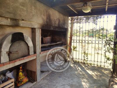 Parrillero con horno de barro. 