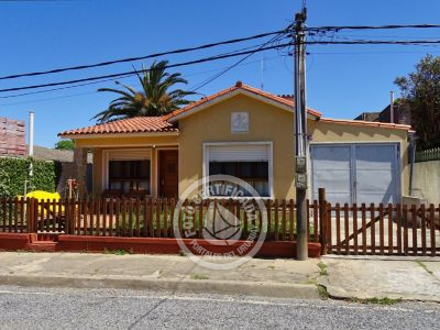 América - Chalet al frente - La Paloma