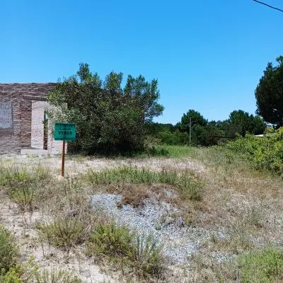 Terreno con casa de ladrillos a terminar