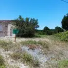 Terreno con casa de ladrillos a terminar