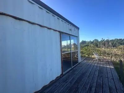 Terreno Con Vista Al Mar Y Estructura De Contenedores 