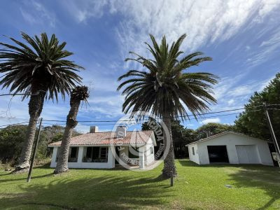 Casa rodeada de monte y mar