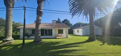 Casa rodeada de monte y mar