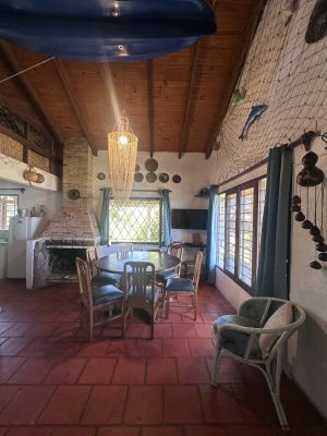 Cabaña Casa amarilla con hermoso parque Punta del Diablo